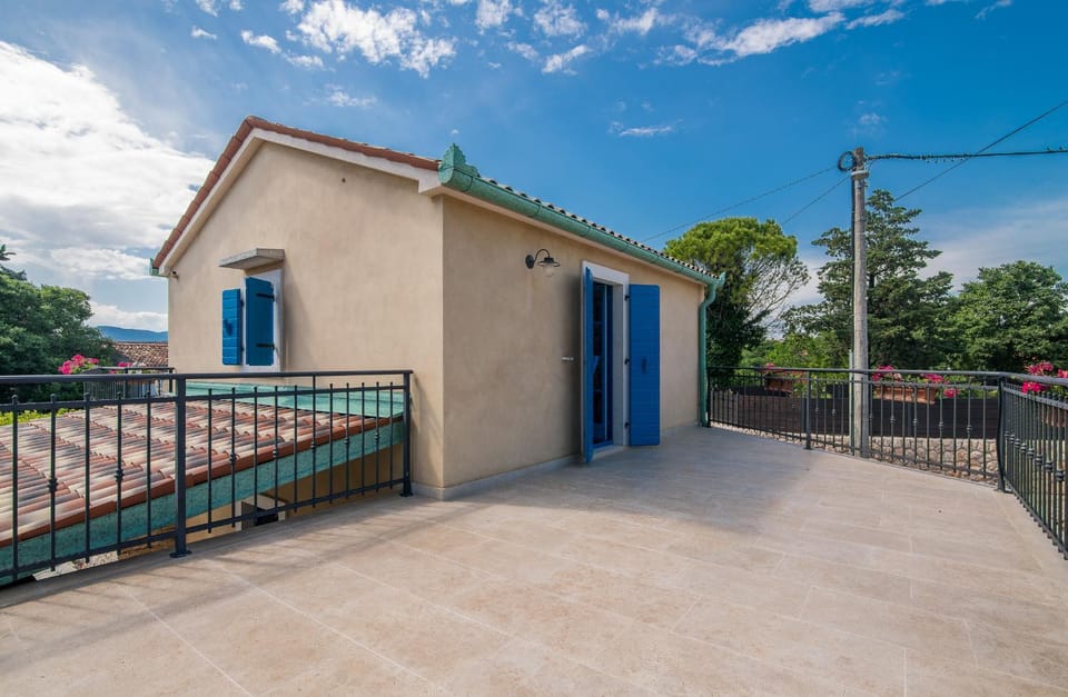 Property building, Day, Balcony/Terrace