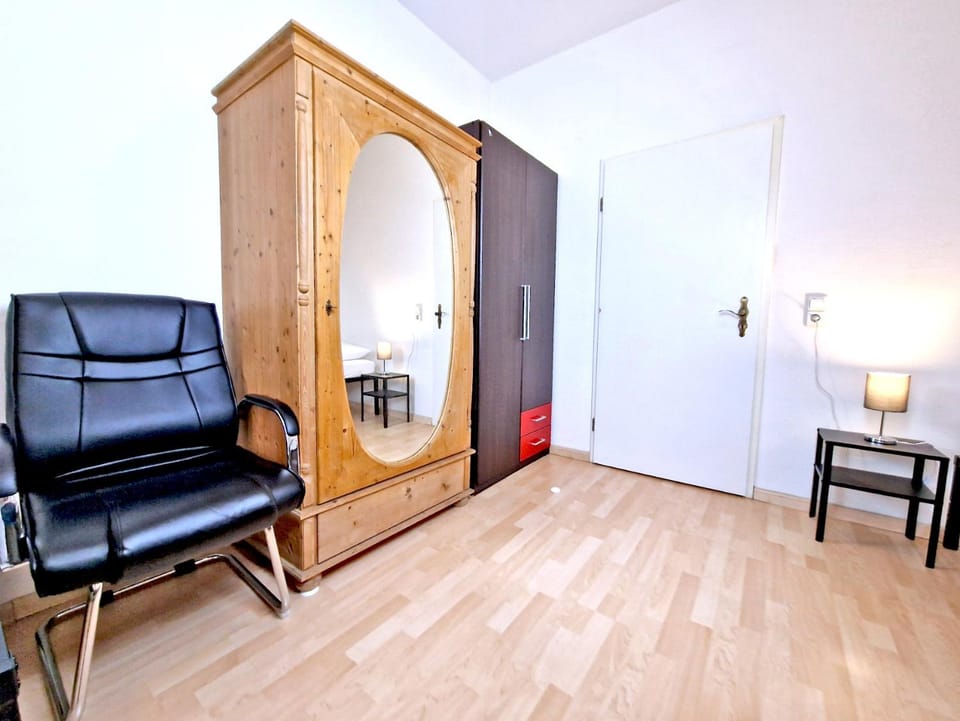 Seating area, Bedroom, wardrobe