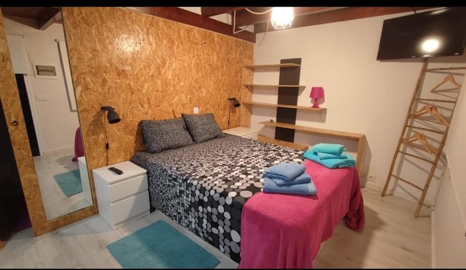 Bed, Photo of the whole room, towels