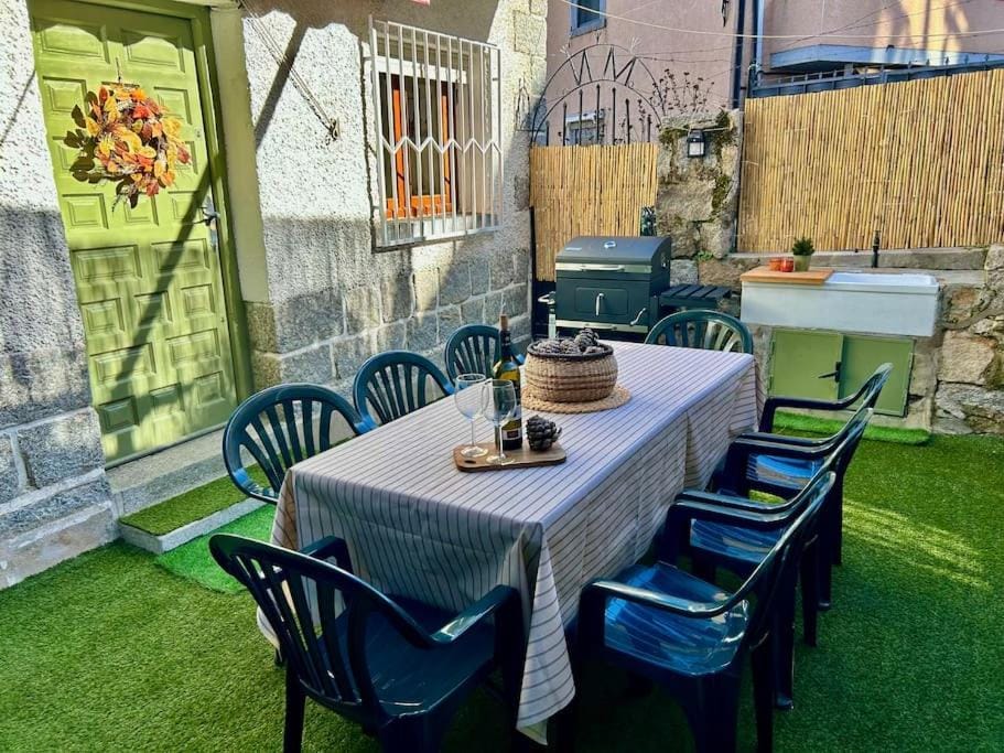 Patio, Day, Garden, Dining area, Garden view