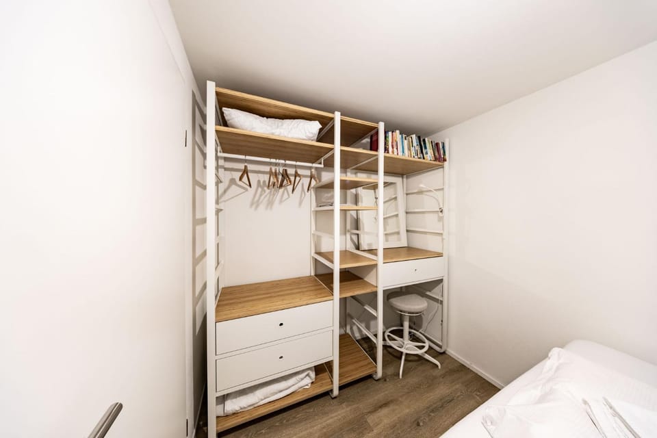 Bed, Seating area, Bedroom, Family