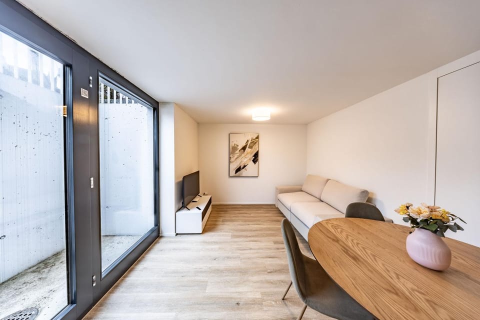 TV and multimedia, Living room, Decorative detail, Seating area, Dining area