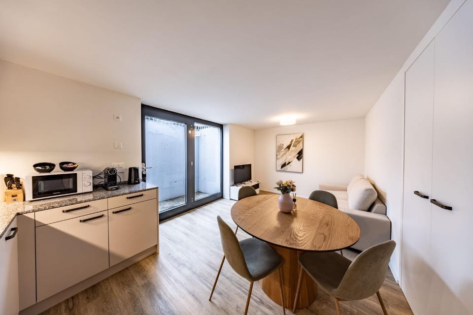 Coffee/tea facilities, Seating area, Dining area, oven