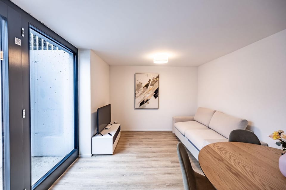 TV and multimedia, Living room, Seating area, Dining area