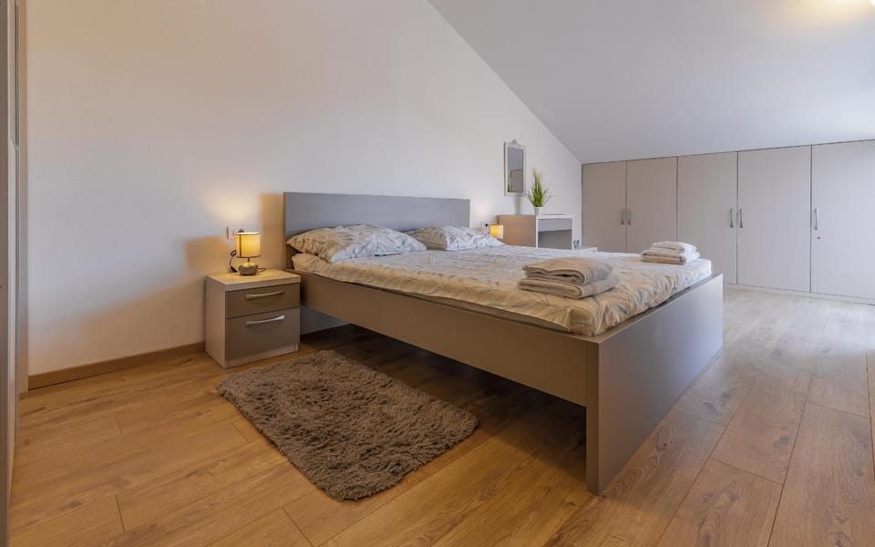 Bed, Photo of the whole room, Bedroom, towels