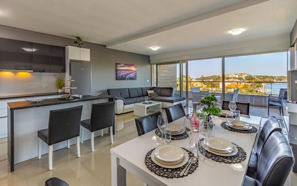 TV and multimedia, View (from property/room), Balcony/Terrace, Kitchen or kitchenette, Living room, Seating area, Dining area