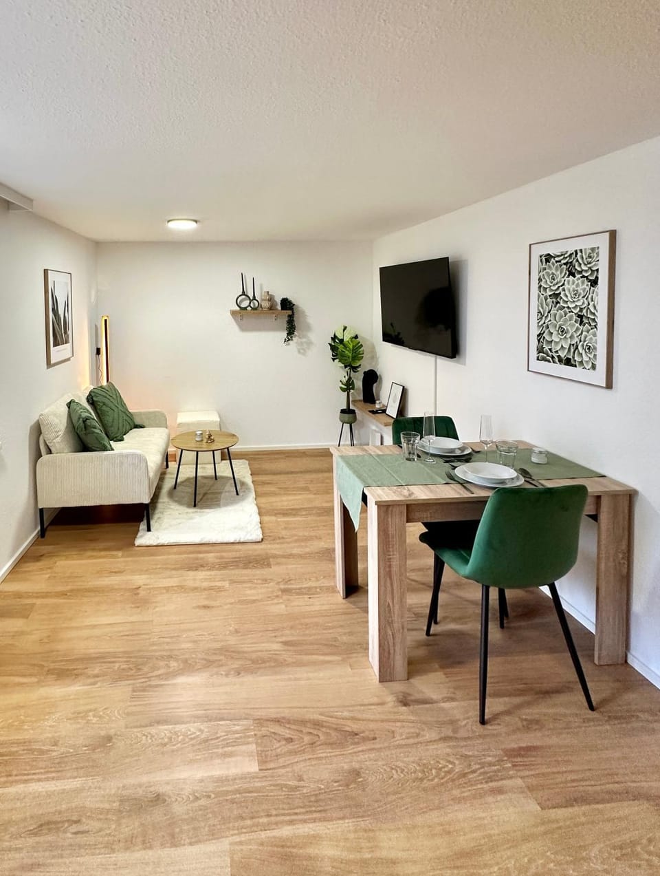 TV and multimedia, Living room, Photo of the whole room, Seating area, Dining area