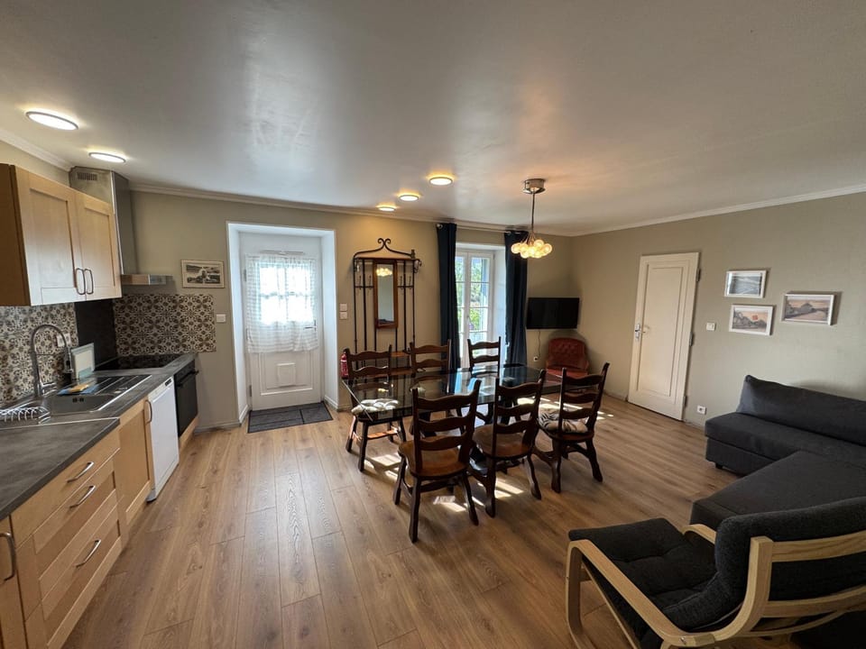 Kitchen or kitchenette, Living room, Seating area, Dining area, oven, pet friendly, stove