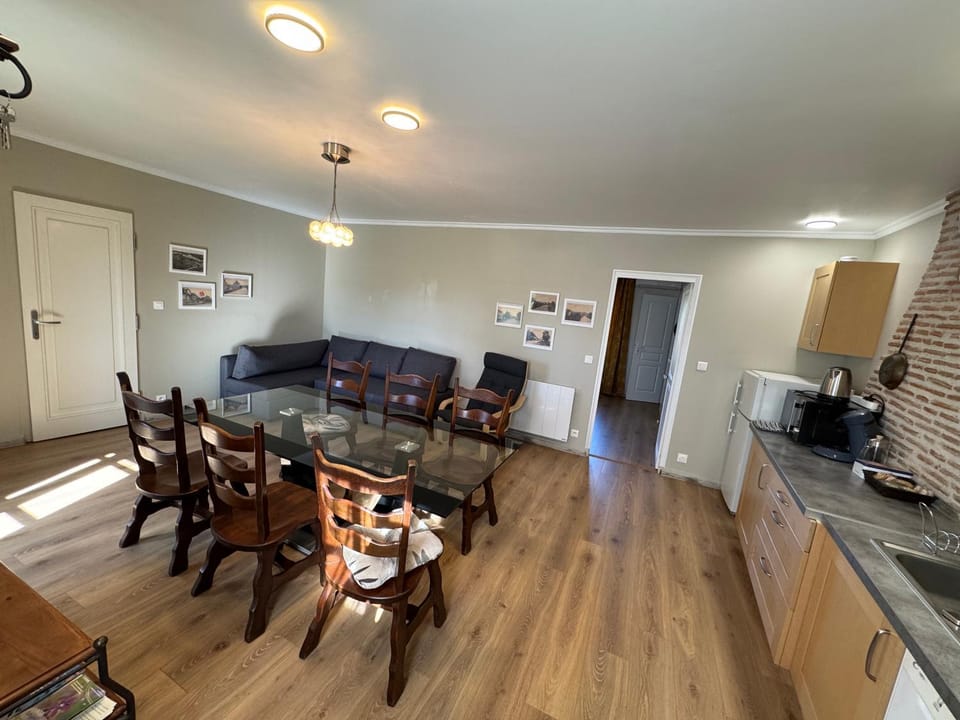 Kitchen or kitchenette, Living room, Seating area, Dining area, oven, pet friendly, stove