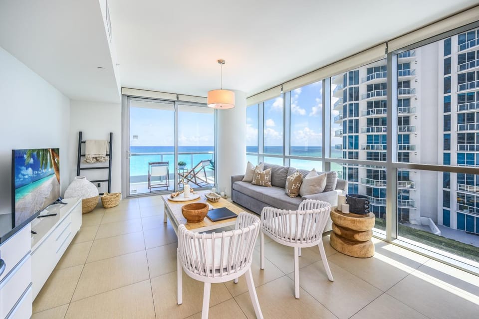 Natural landscape, TV and multimedia, View (from property/room), Living room, Seating area, Sea view