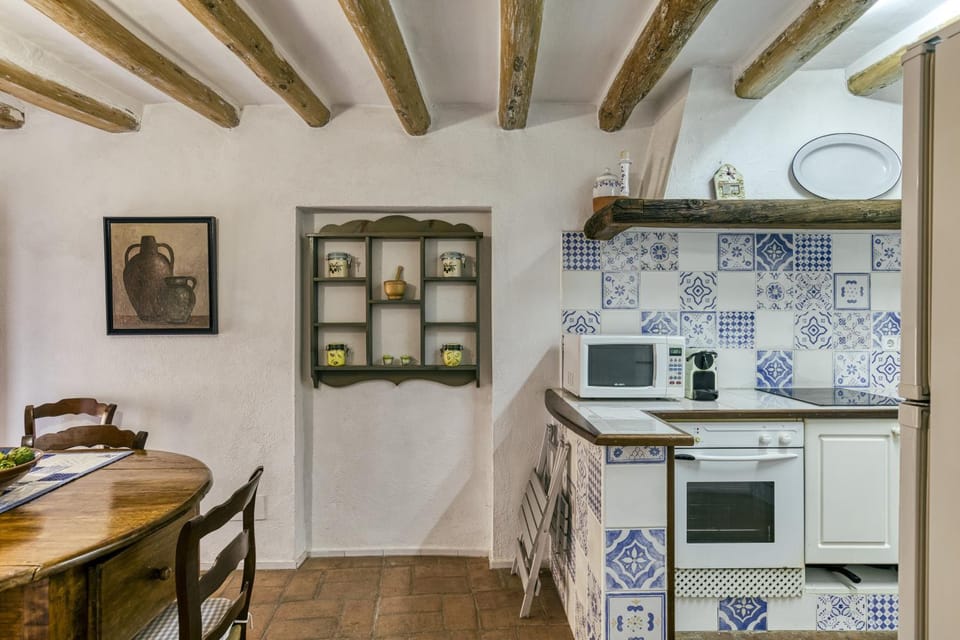 Property building, Kitchen or kitchenette, Living room