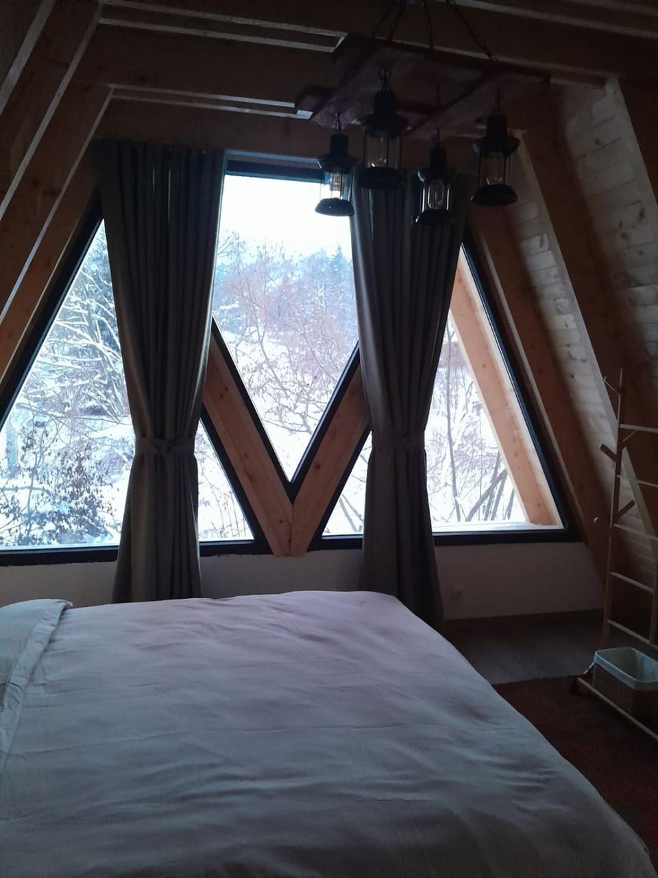Bedroom, Mountain view