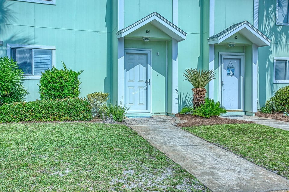 Southbay 101 Completely Remodeled 3 Bedroom Townhome only 30 Yards from the Beach House in Destin