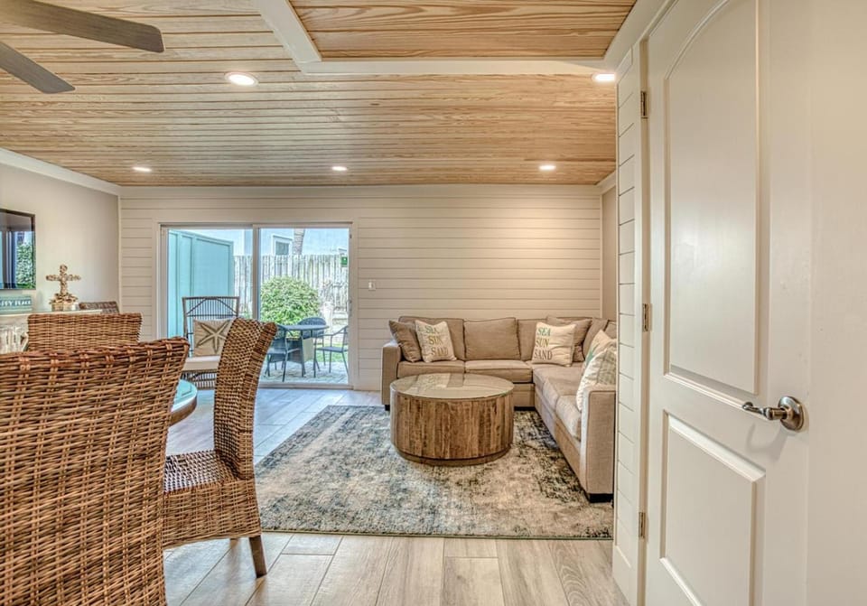 Southbay 101 Completely Remodeled 3 Bedroom Townhome only 30 Yards from the Beach House in Destin