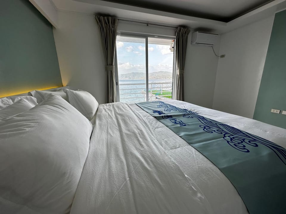 Bed, Photo of the whole room, air conditioner