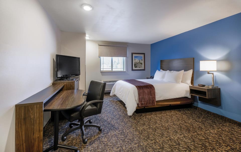 Bed, TV and multimedia, Seating area, Bedroom