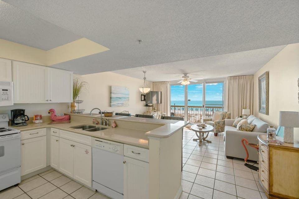 Kitchen or kitchenette, Living room