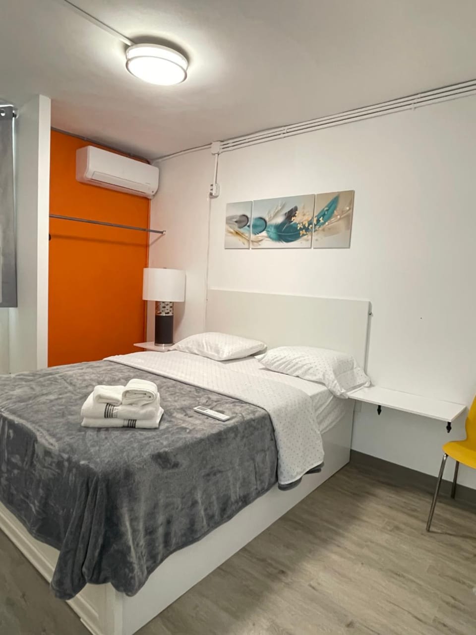 Bed, Bedroom, towels