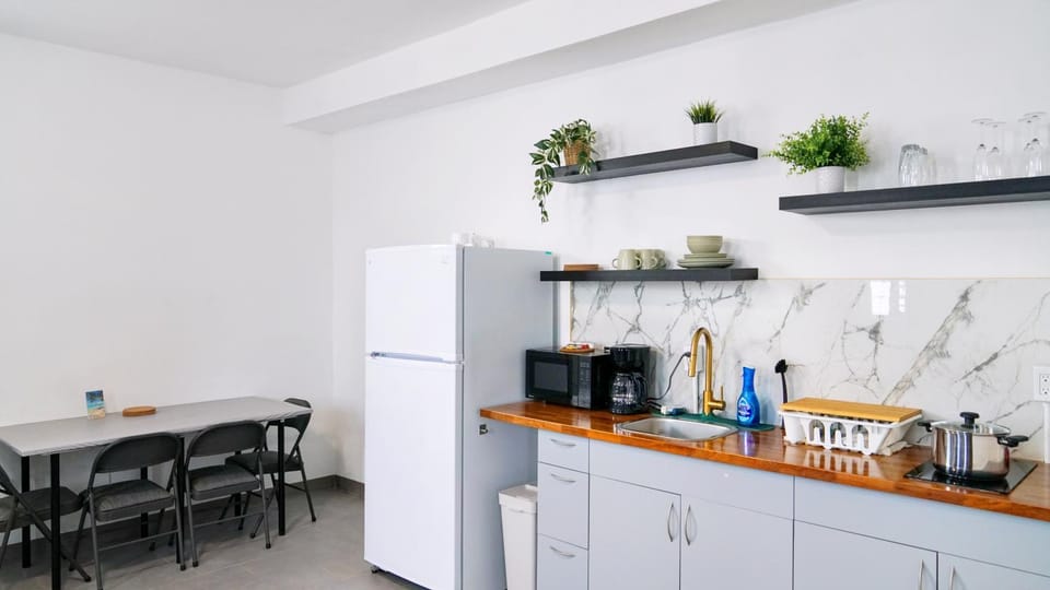 Coffee/tea facilities, Kitchen or kitchenette, Dining area, oven