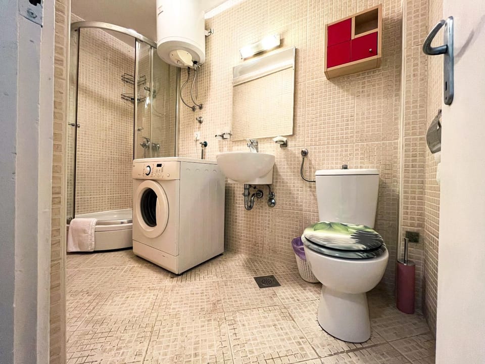 Toilet, Bathroom, towels, washing machine