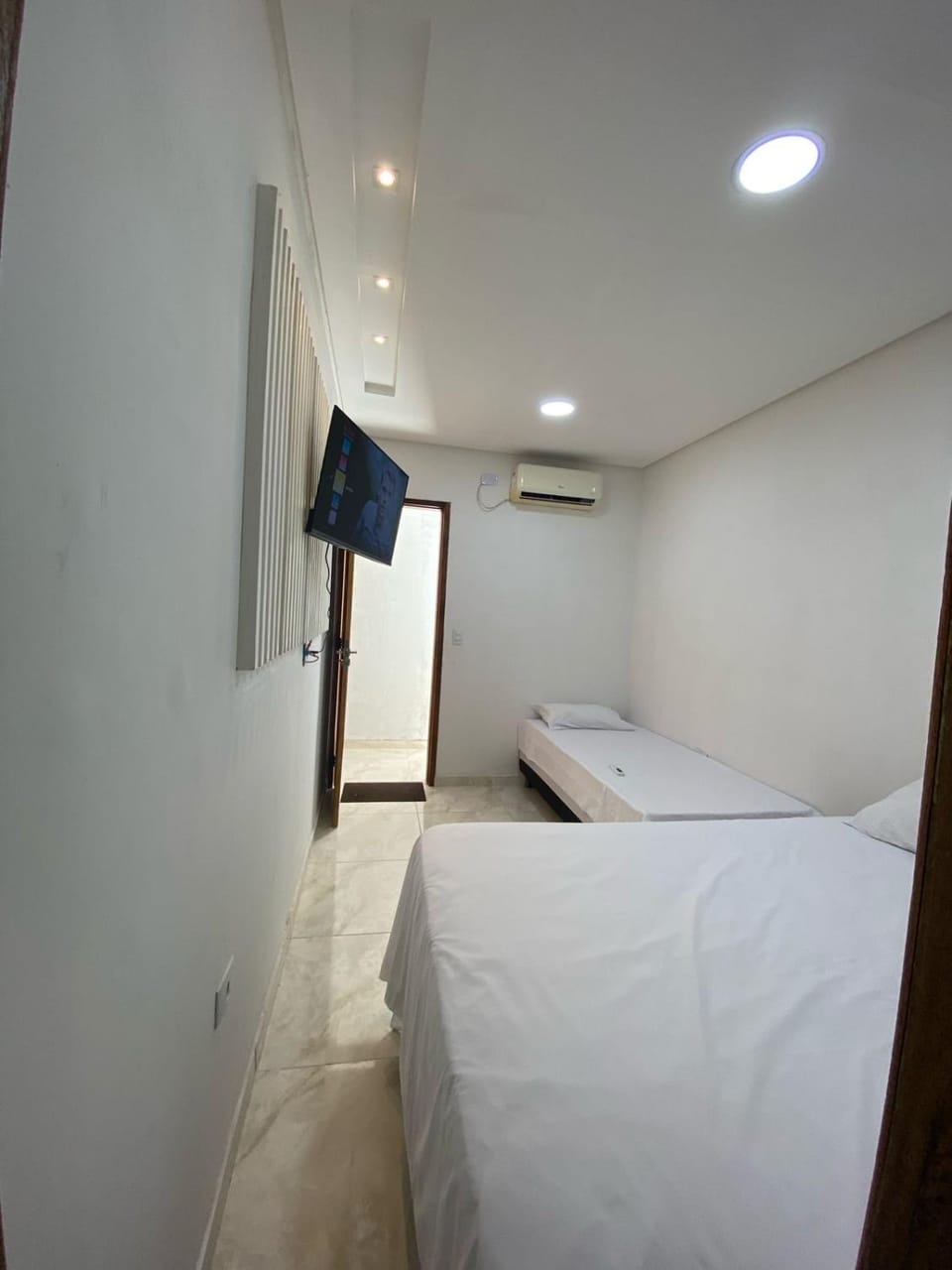 Bed, TV and multimedia, Photo of the whole room, Bedroom
