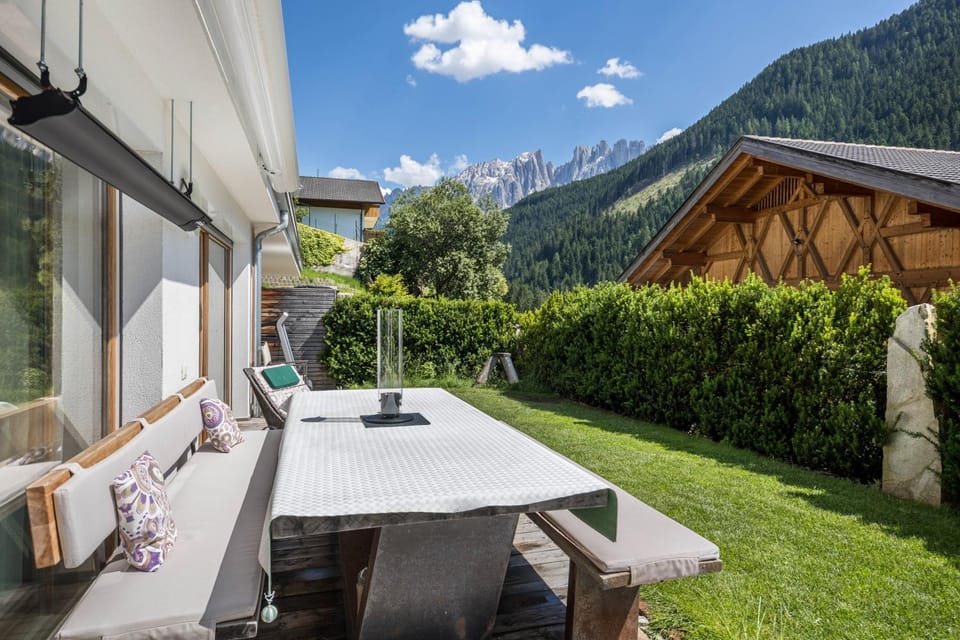 Property building, Balcony/Terrace, Living room