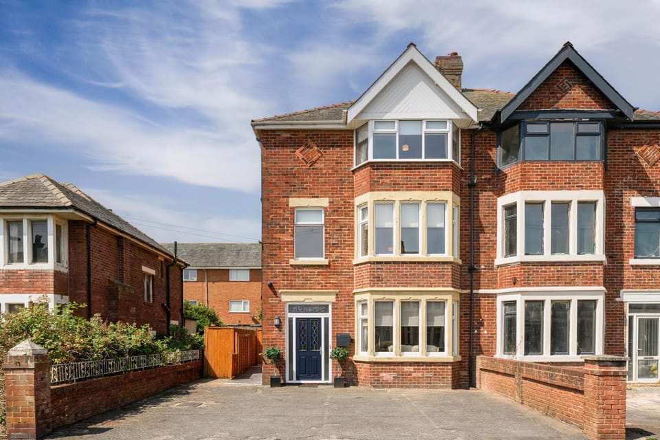 Arnside - Spacious 10-Bedroom Seaside Cottage with Hot Tub House in Blackpool