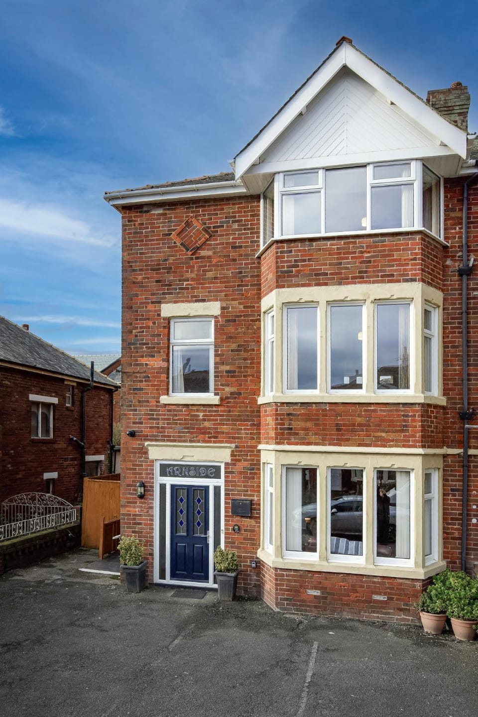 Arnside - Spacious 10-Bedroom Seaside Cottage with Hot Tub House in Blackpool