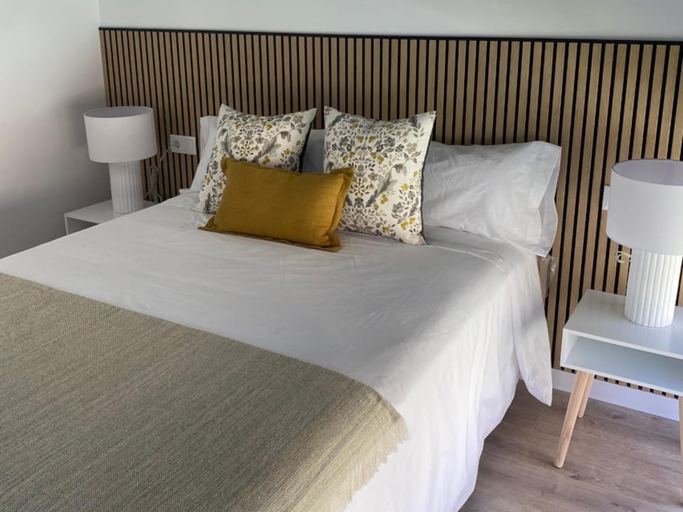 Restaurant/places to eat, Spring, Bed, Activities, Winter, Summer, Billiard, Children play ground, Darts, Game Room, Balcony/Terrace, Photo of the whole room, Hiking, Bedroom, Sea view, Swimming pool, Sports, Breakfast, children, children, young children, young children, older children, older children, group of guests, group of guests, Family, Family, Parking, heating, internet, internet, pet friendly, pet friendly, laundry, air conditioner