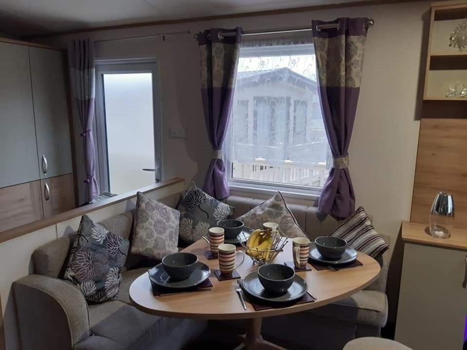 Purple Palace 3-Bed Caravan Ingoldmells House in Ingoldmells