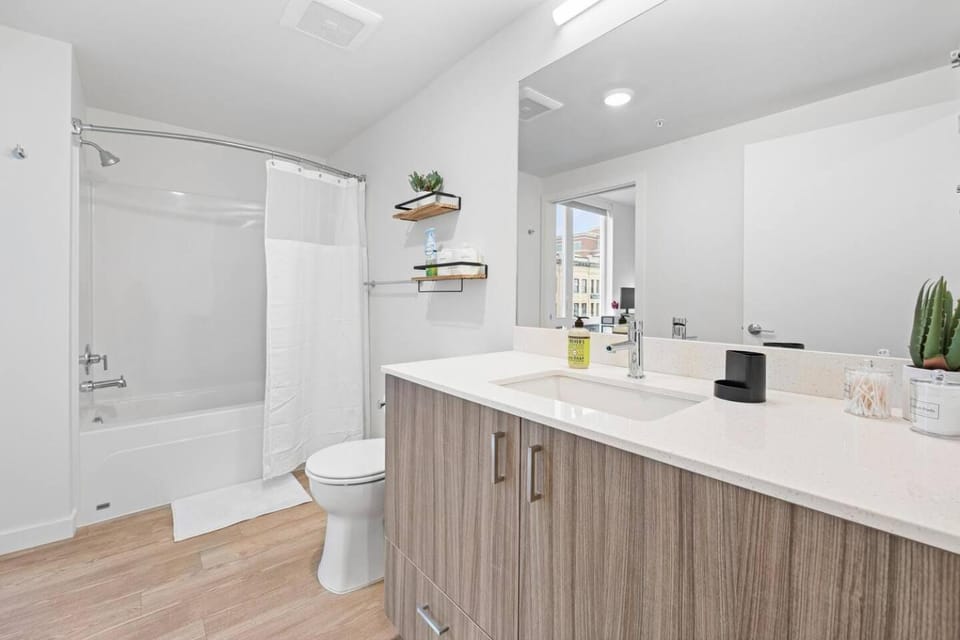 Charming 2BD2BA Apt Near DT-PetFriendlyWiFi Apartment in Spokane