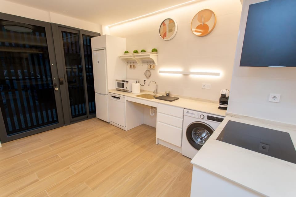 Kitchen or kitchenette, dishwasher, minibar, stove, washing machine