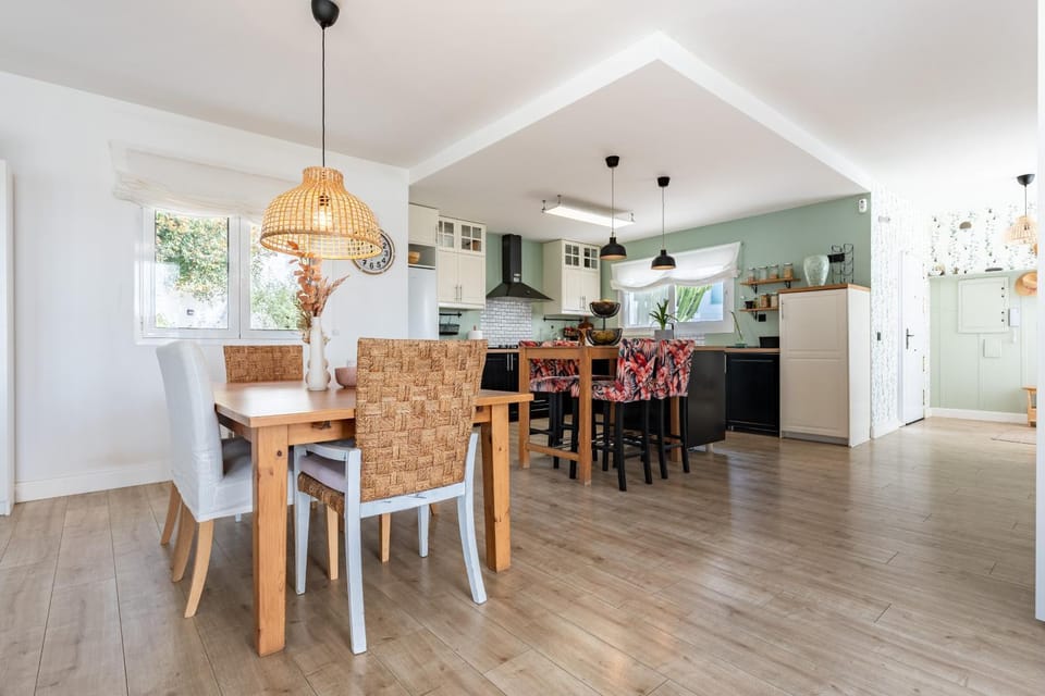 Property building, Kitchen or kitchenette, Living room