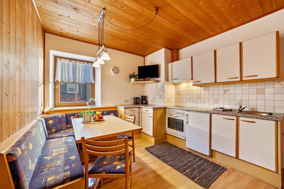 Property building, Kitchen or kitchenette, Living room