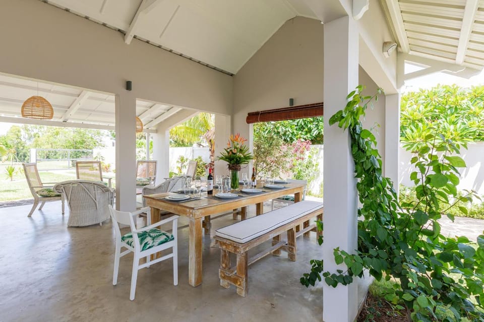 Patio, Day, Dining area, Garden view