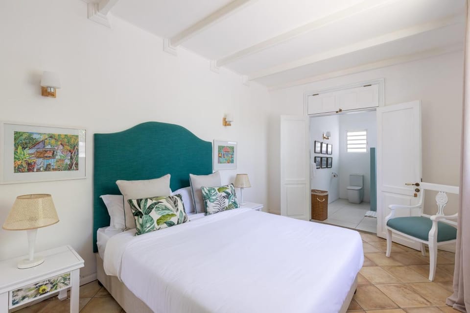 Toilet, Bed, Photo of the whole room, Decorative detail, Bedroom