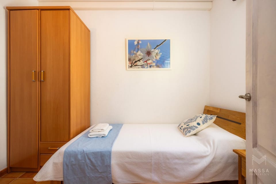 Bed, Photo of the whole room, Bedroom, Inner courtyard view, towels, wardrobe
