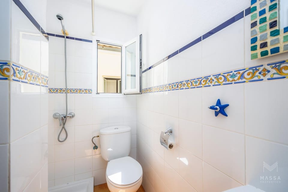 Shower, Bathroom, Inner courtyard view, towels
