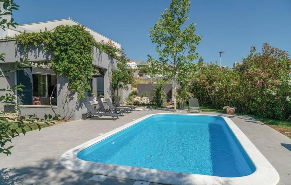 Property building, Day, Garden, Swimming pool, sunbed