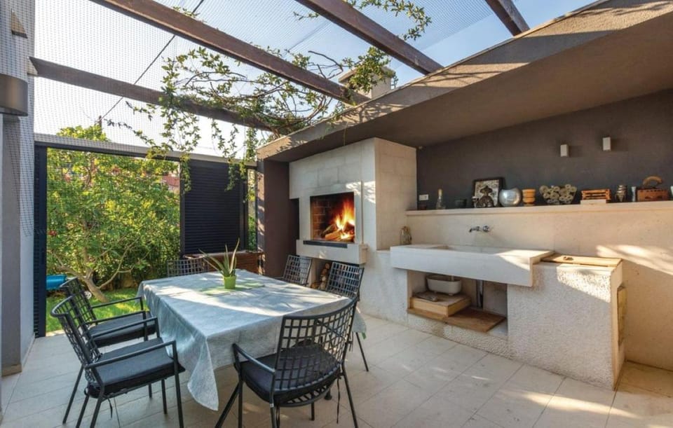 BBQ facilities, Balcony/Terrace, Seating area, Dining area, flat iron