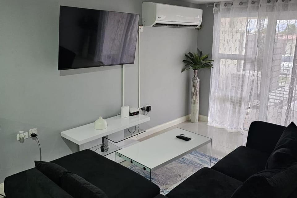 Apartment Sleeps 6 with Pool Access Apartment in Portmore