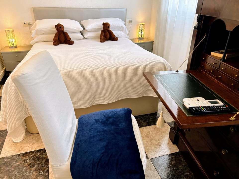 Bed, Seating area, Bedroom