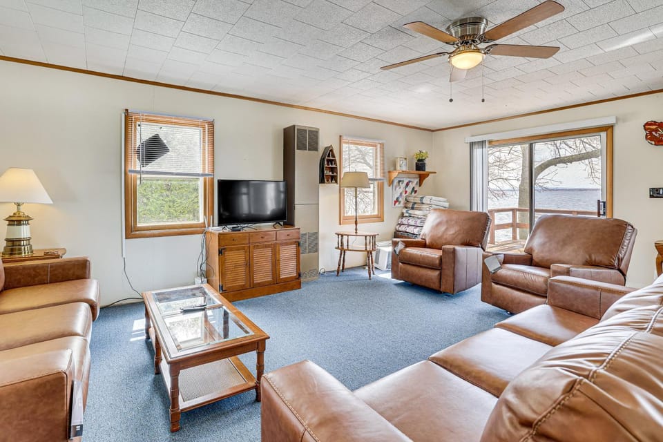 Lake Champlain Cottage w/ Deck & Sunset Views! House in Lake Champlain