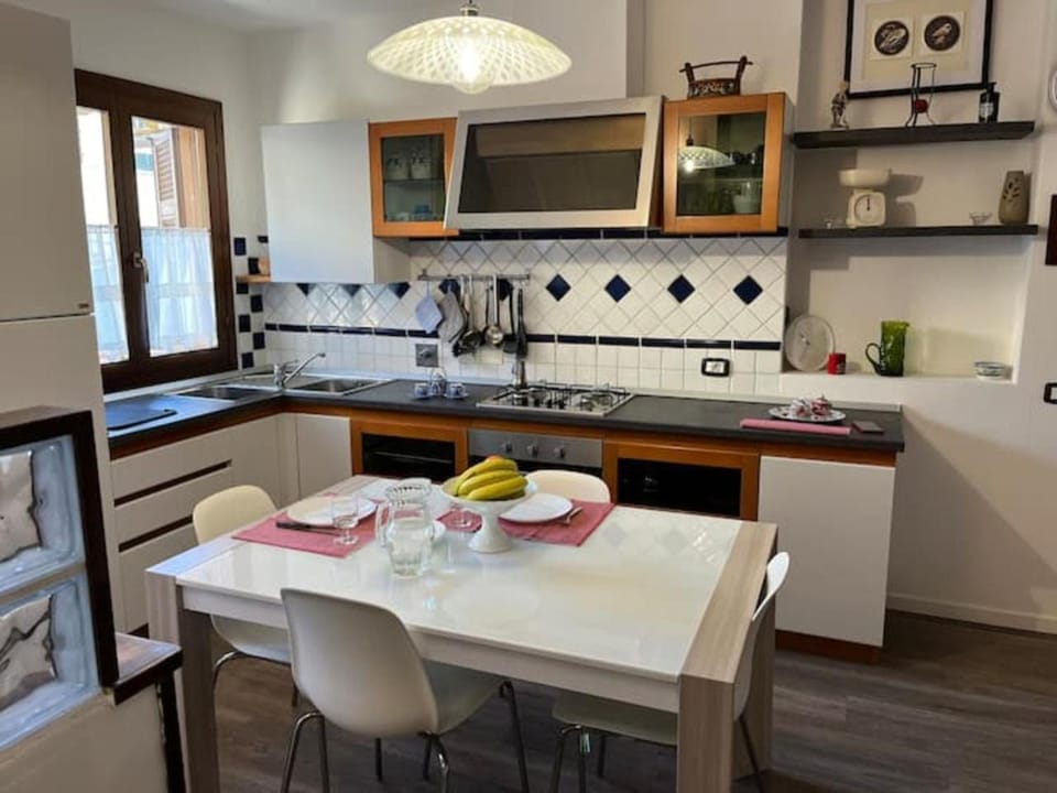 Kitchen or kitchenette, Dining area, stove