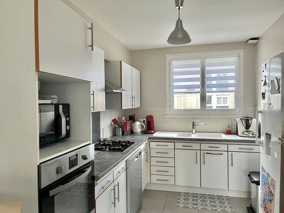 Coffee/tea facilities, Kitchen or kitchenette, dishwasher, oven, stove, toaster