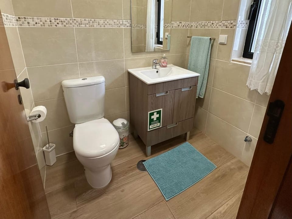 Toilet, Bathroom, towels