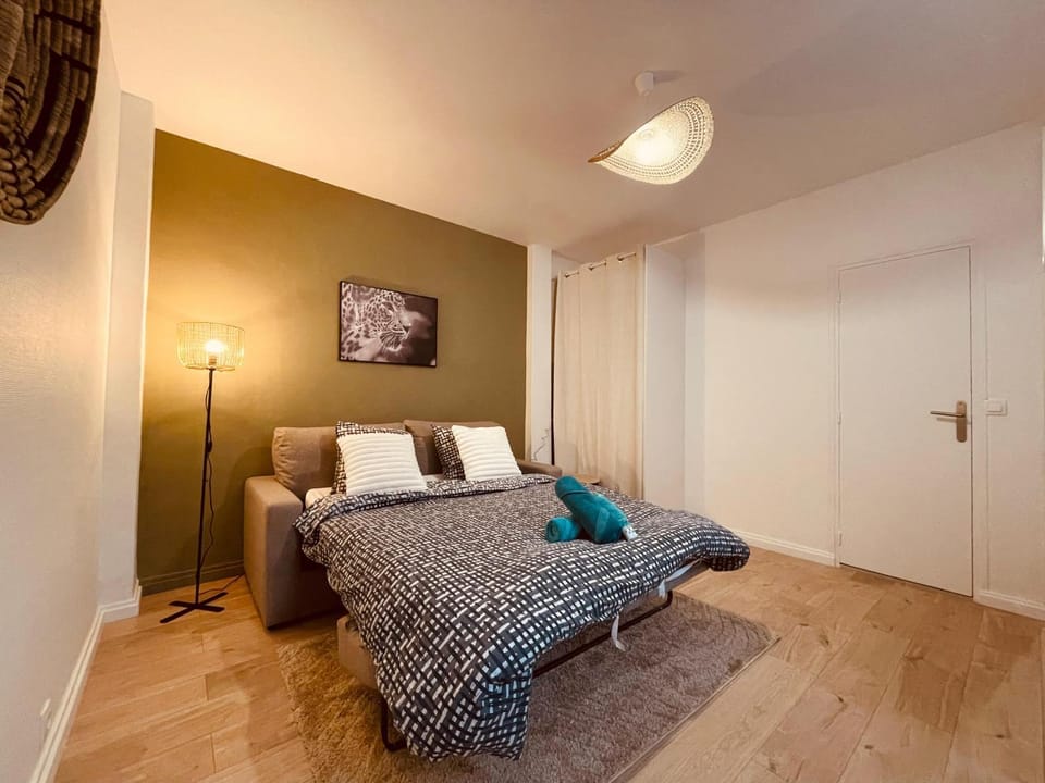 Bed, Living room