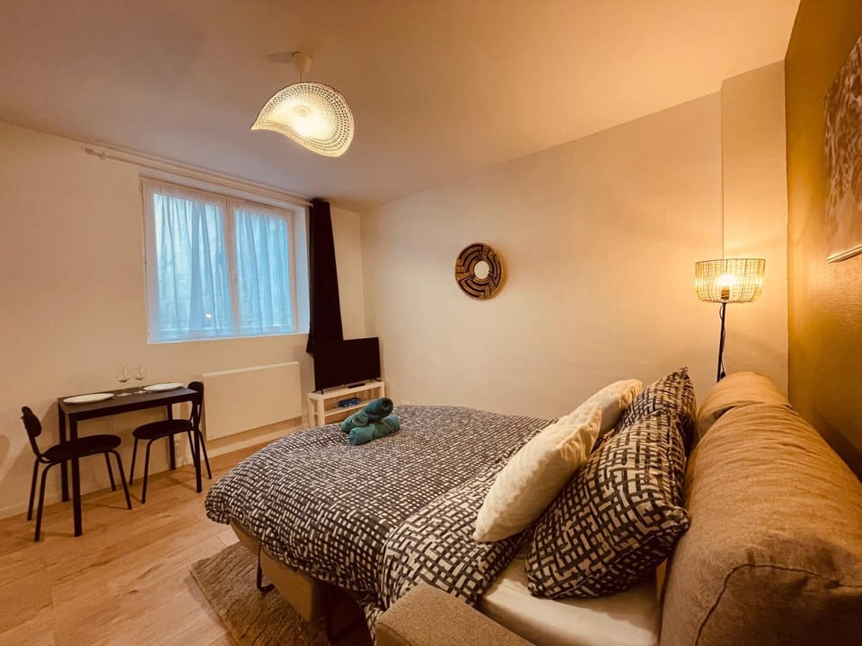 Bed, Living room