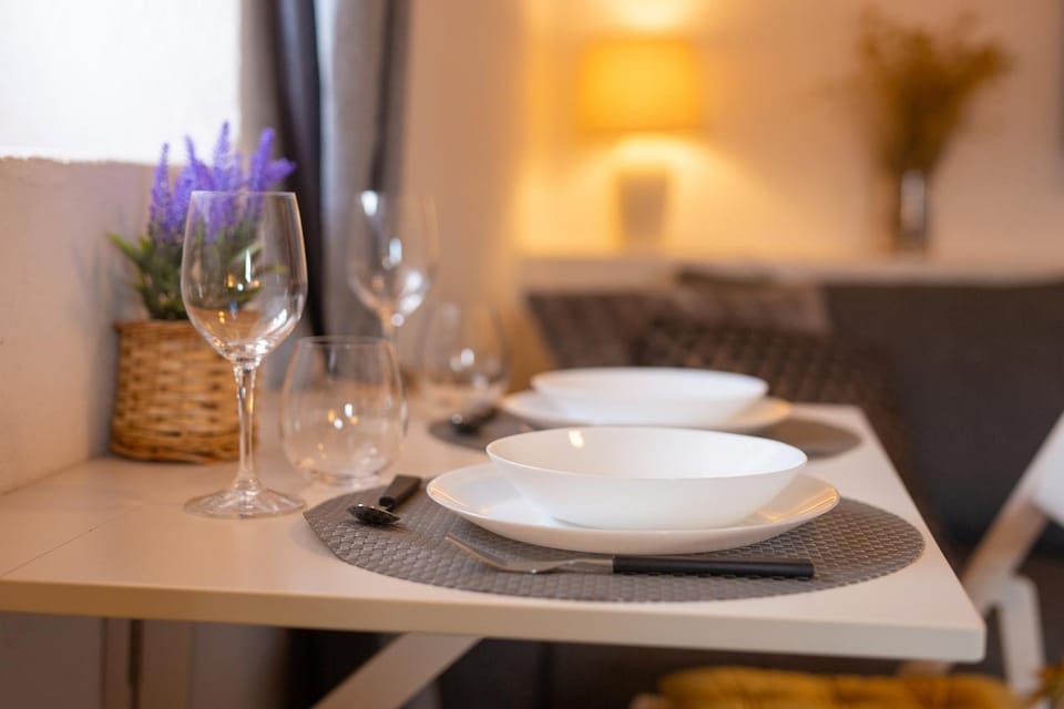 Living room, Food and drinks, Seating area, Dining area, Drinks