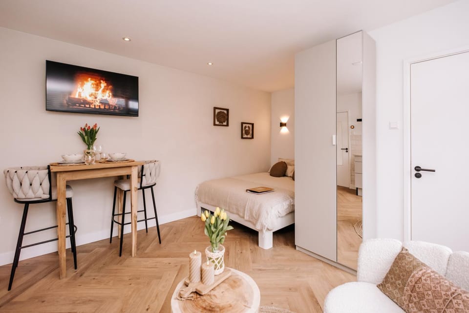 Bed, TV and multimedia, Dining area, Bedroom